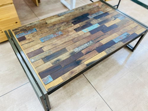 家具のウッドテーブル