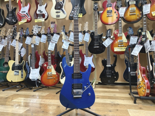 中古楽器店のギター
