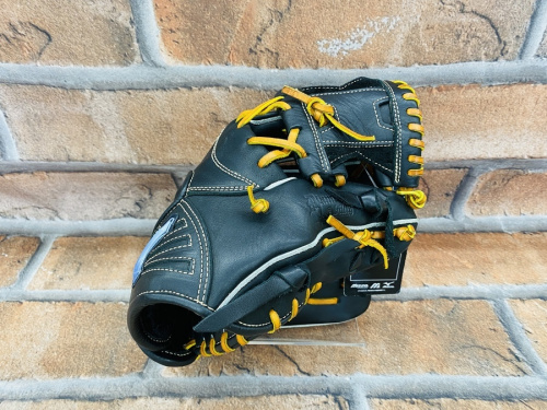 右投げ用のMIZUNO