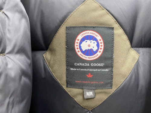 ダウンコートのCANADA GOOSE