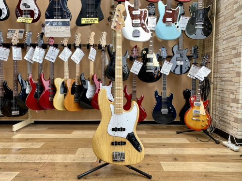 中古楽器店のベース