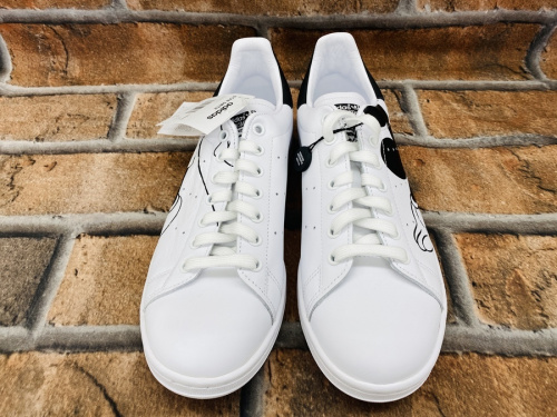 スニーカーのadidas