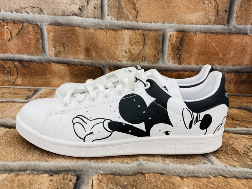 adidasのスタンスミス