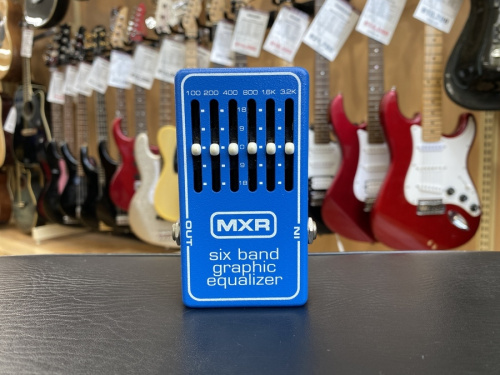 中古楽器店のエフェクター