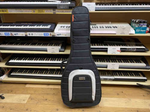 中古楽器店のアコギ