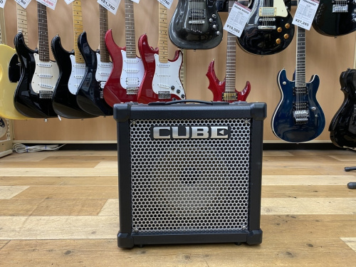 中古楽器店のアンプ