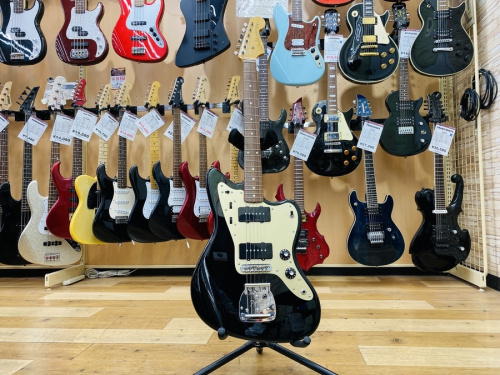 中古楽器店のギター