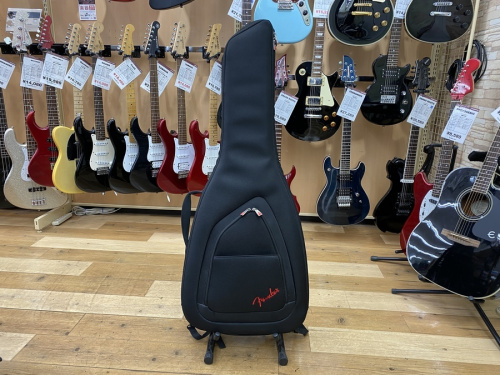 中古楽器店のギター