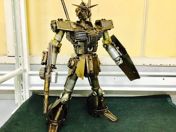 メタルアート 廃材アート 機動戦士ガンダムの様なロボット 高さ