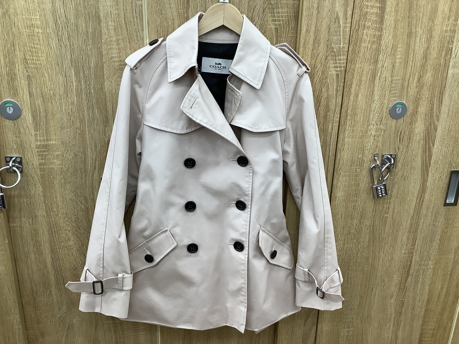 春先取りアイテム♪COACH［コーチ］のソリッドショートトレンチコート