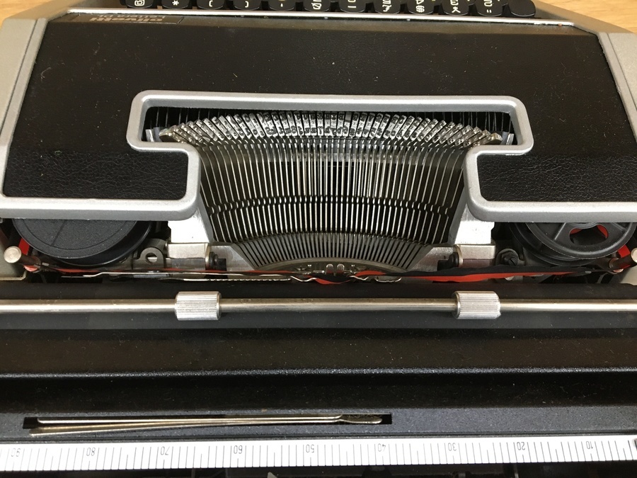 完動品　olivetti LetteraDLタイプライター　フランストリコロール レトロ雑貨！Olivetti letteraDL (オリベッティレタラ）のタイプ