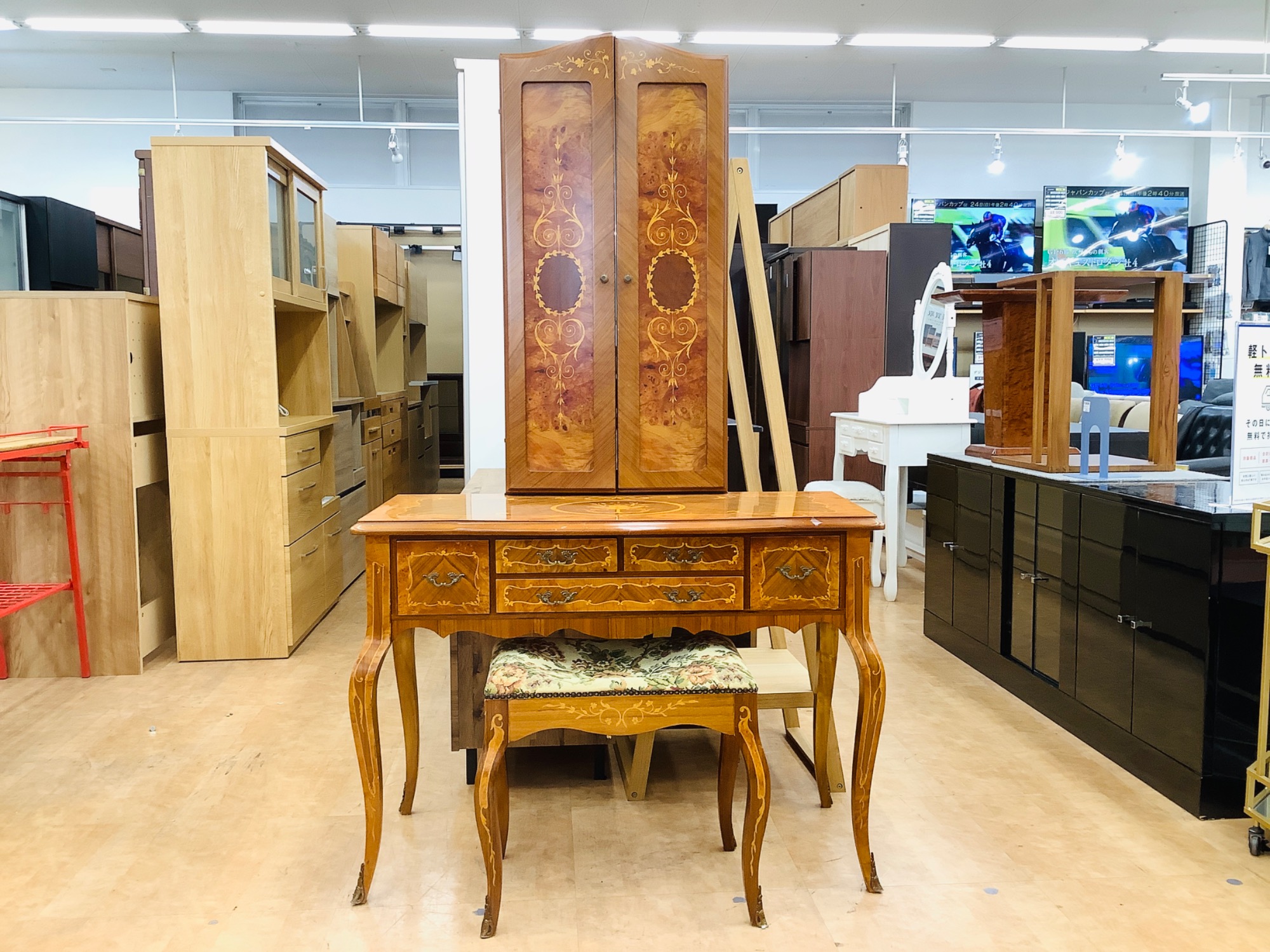 トレポ7倍は今日が最終日！】アンティークのドレッサーが入荷しました