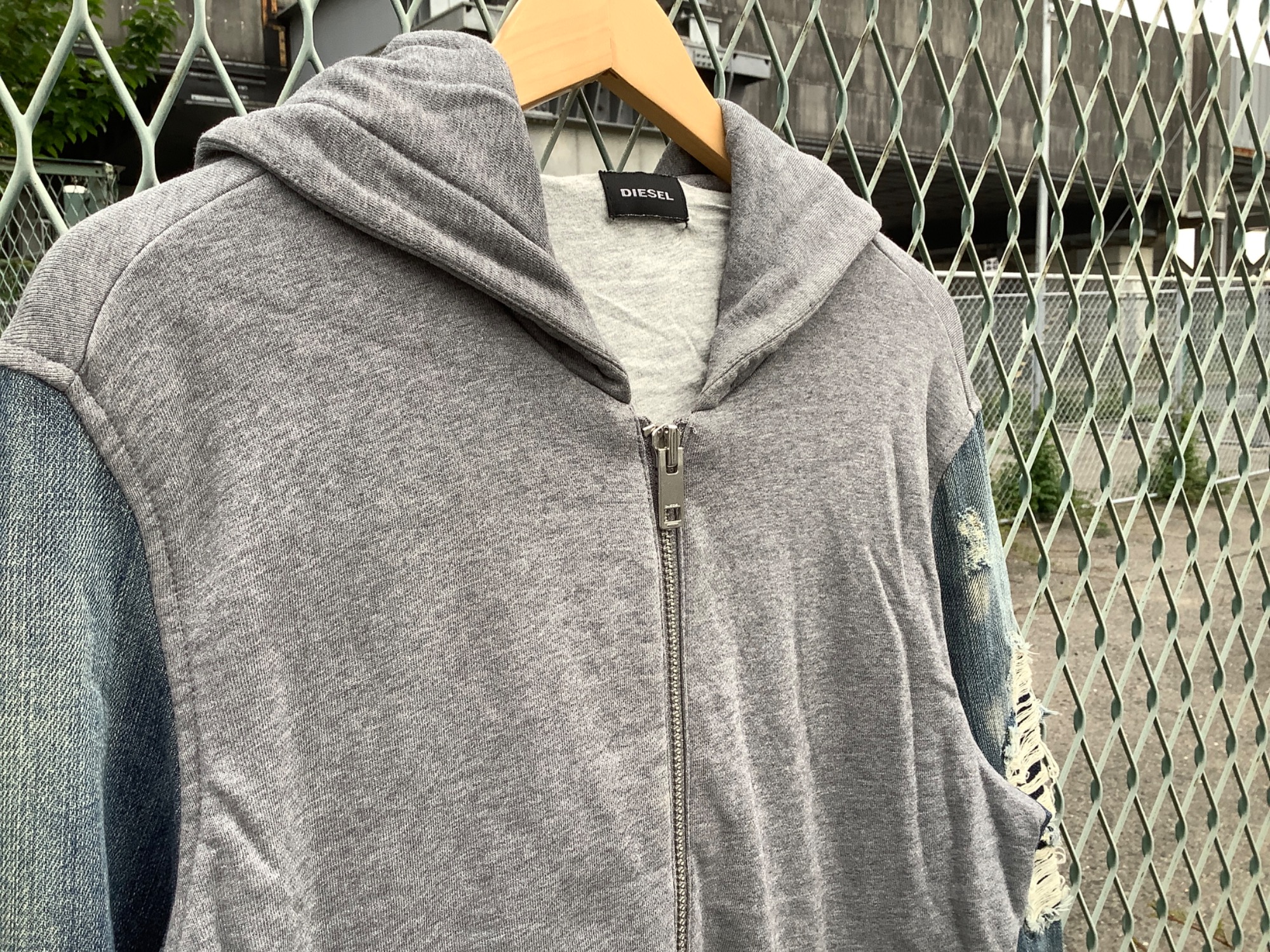 セットアップ DIESEL (ディーゼル) ジップパーカー グレー×インディゴをご紹介 トップス
