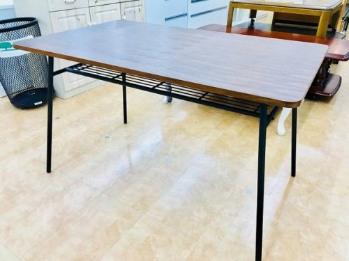 家具のテーブル