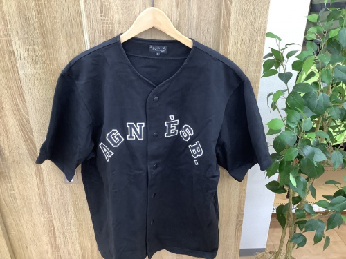 半袖のベースボールシャツ