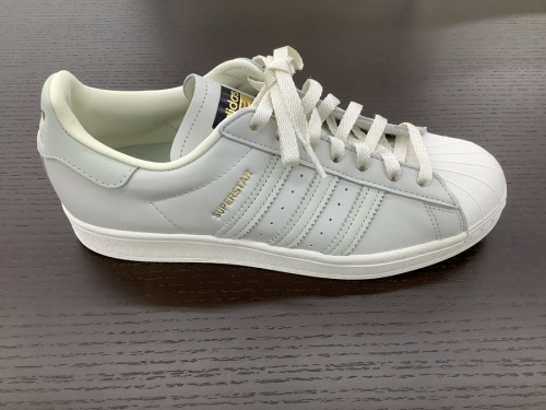 スニーカーのadidas