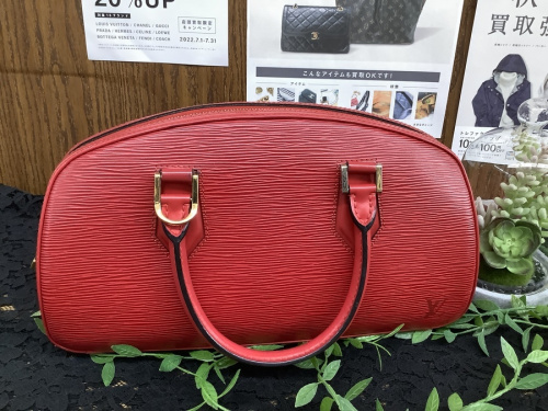 ハンドバッグの2つ折り財布