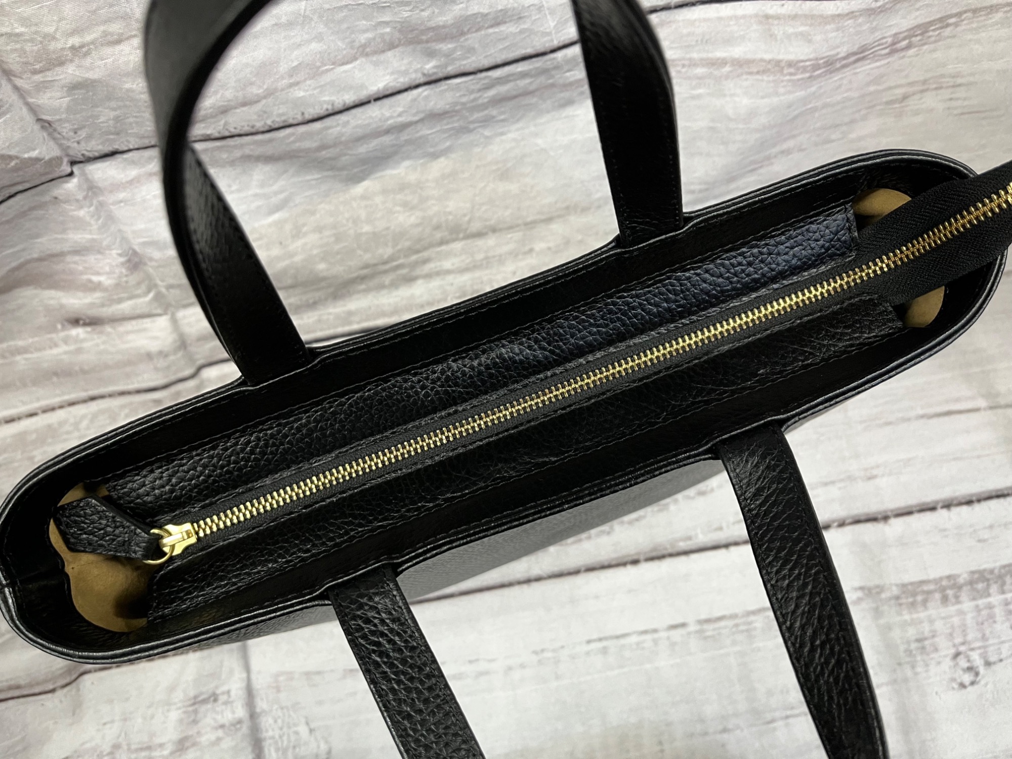 hush tug/ハッシュタグ】レザートートバッグ ブラック のご紹介
