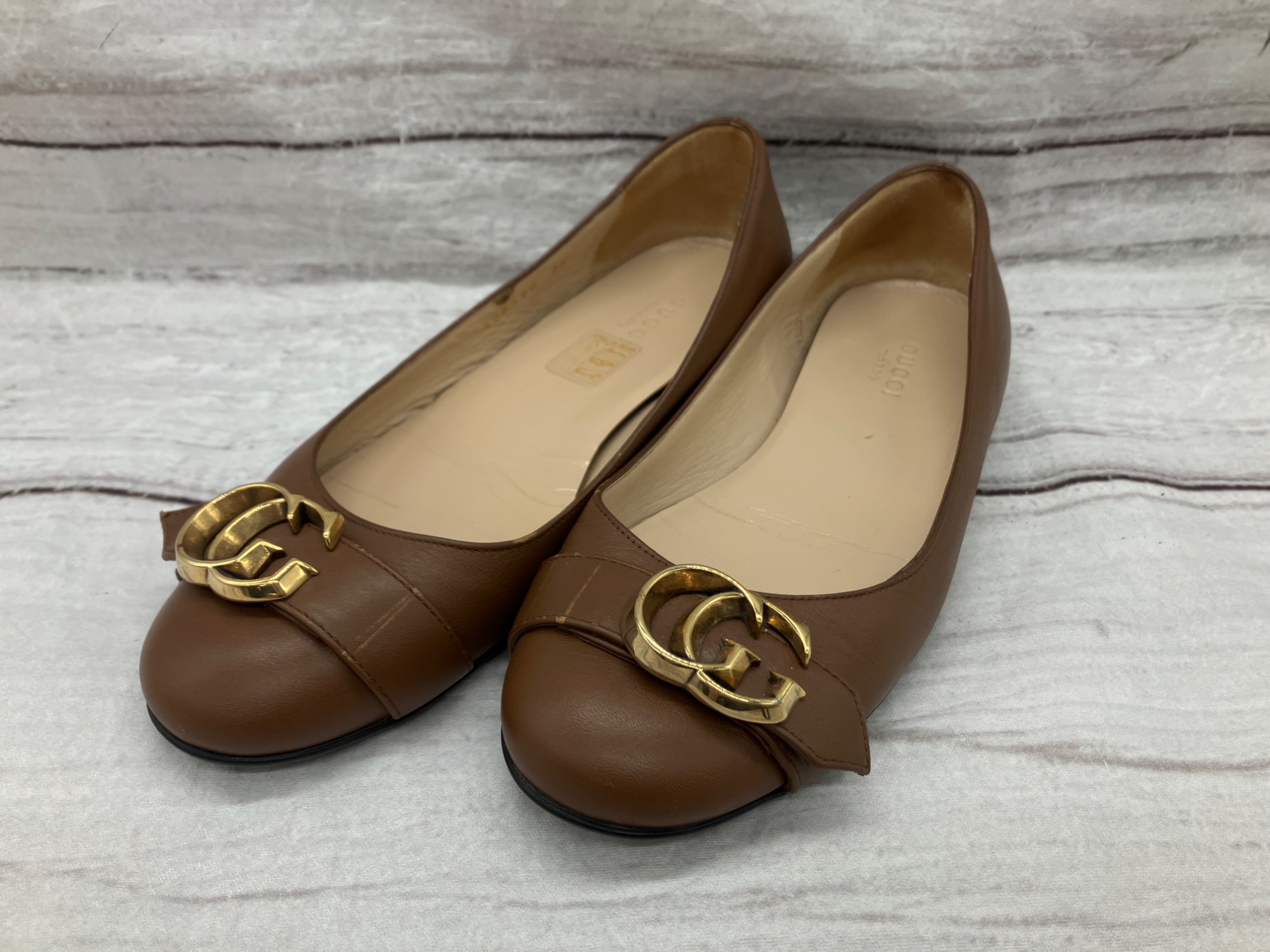 新品未使用✨　GUCCI グッチ　フラットシューズ　レザーパンプス　金金具 GUCCI / グッチ】パンプス｜足元から上品さを引き立てる大人スタイルの