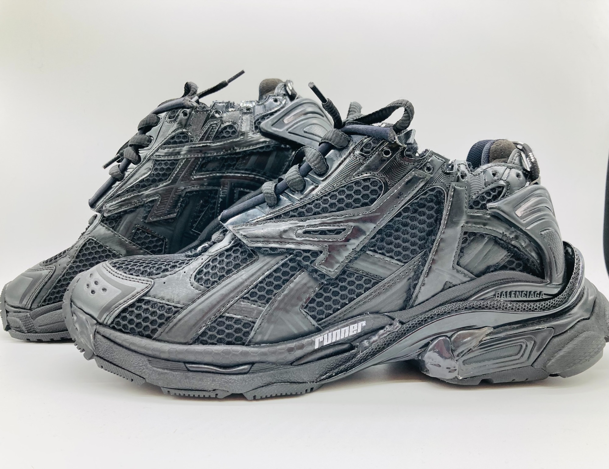 BALENCIAGA（バレンシアガ）のスニーカー ”RUNNER 656065” が入荷致し