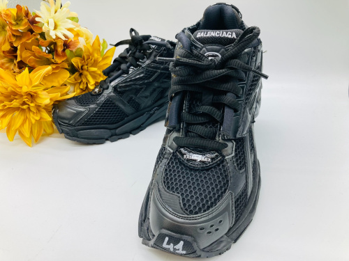 BALENCIAGA（バレンシアガ）のスニーカー ”RUNNER 656065” が入荷致し