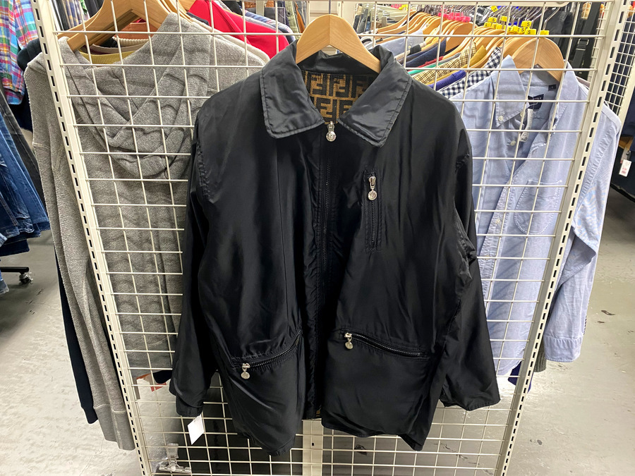 スマホで購入】FENDI（フェンディ）ズッカ柄リバーシブル