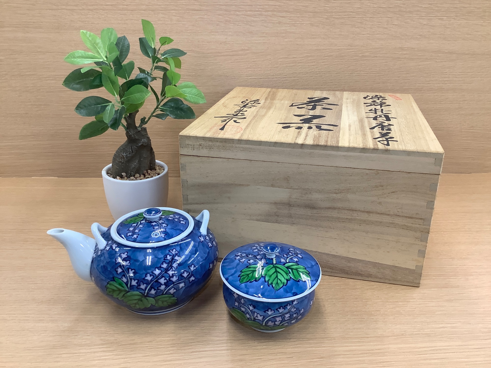 大人気定番商品 源右衛門窯/げんえもん】染錦牡丹唐草 急須・湯呑みセット買取 工芸品