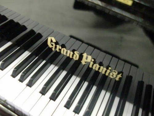 置物のグランドピアニスト