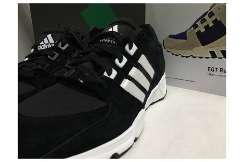 シューズのアディダス（adidas）