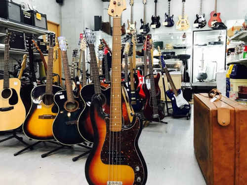 エレキベースのFENDER　JAPAN
