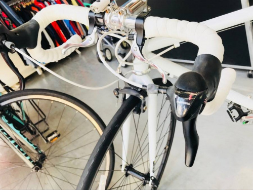 スポーツ用品のロードバイク