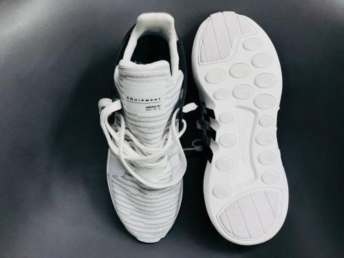 スニーカーのアディダス(adidas)
