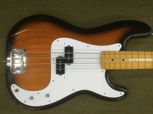 ベースのFENDER