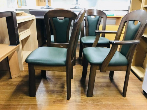 ダイニングのテーブル