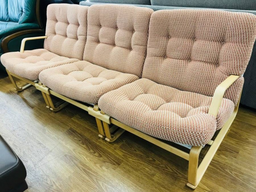 ソファーの天童