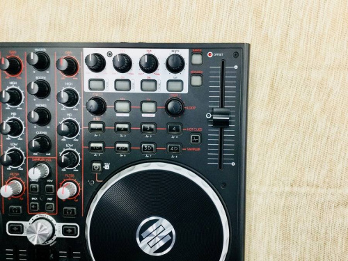 デジタル家電のDJコントローラー