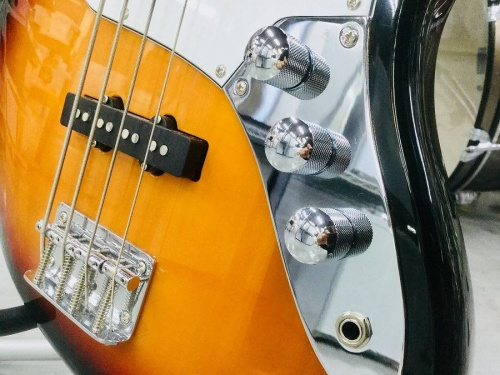 ジャズベースのSquier