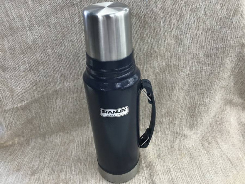 キャンプ用品の水筒