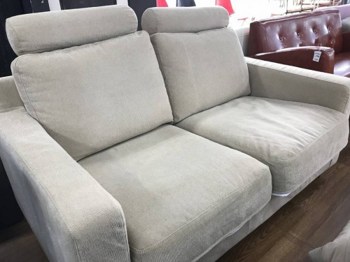 家具の二人掛けソファ