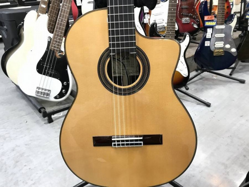 A-60CWEのエレアコギター