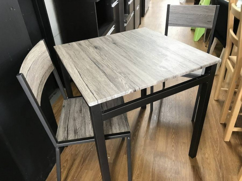 生活家具のテーブル