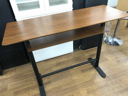 生活家具のテーブル