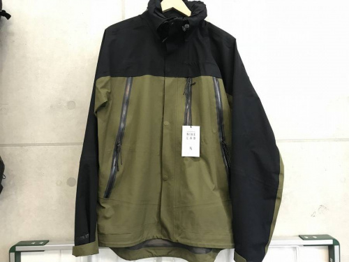 マウンテンパーカーのNIKE LAB