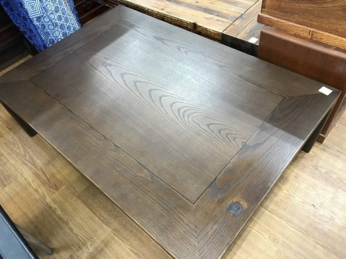 生活家具のテーブル