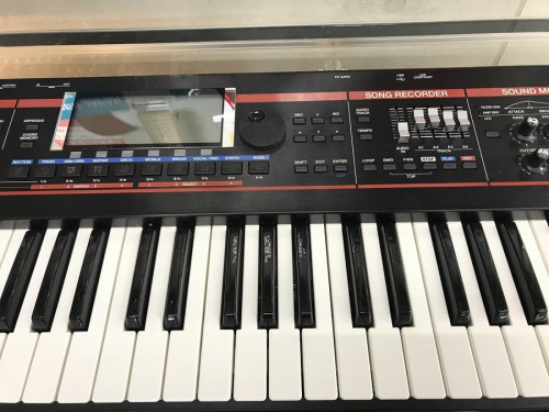 シンセサイザーのROLAND