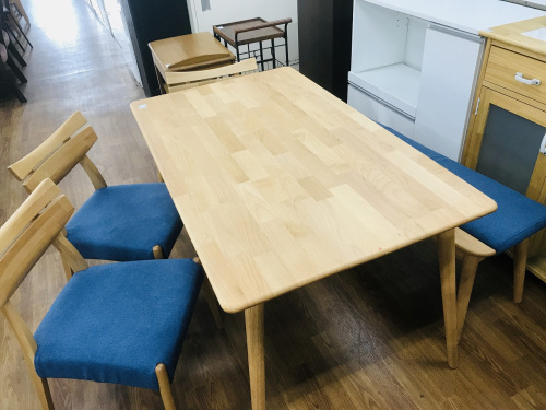 生活家具のテーブル