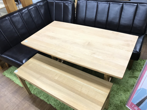 生活家具のテーブル