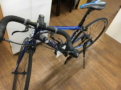 スポーツ用品のロードバイク