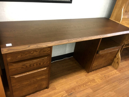 家具のテーブル