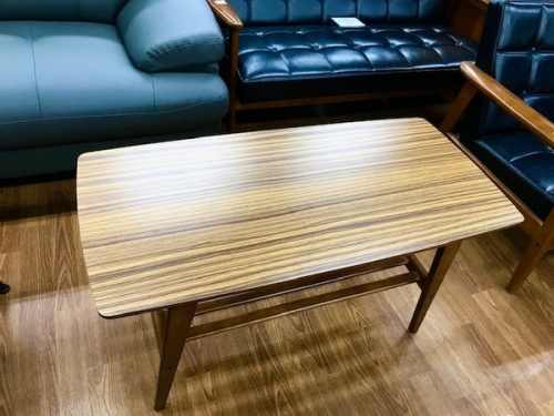 家具のテーブル